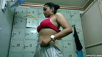 La Babe Desi Lily Montre Ses Gros Seins Dans La Salle De Sport