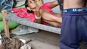 La Primera Noche De Una Joven India Con Su Esposo, Fue Capturada En Cámara.