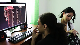 Pareja Amateur Explora El Placer En Medio De La Tarea