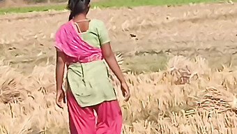 Femme Indienne Du Village Trompe Son Mari Avec De Gros Seins