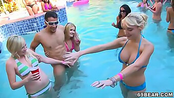 Sexo Em Grupo E Prazeres Orais Em Uma Festa Na Piscina.