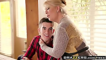 Ariella Ferrera และ Jordi El Nino ในการพบกันในออฟฟิศร้อนแรงสําหรับคอลเล็กชั่น Got Boobs ของ Brazzers