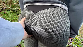 Rencontre Dans Un Parc Public Avec Une Fille Aux Fesses Rebondies Et À Tâtons