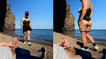 Bella Naturale Esposta In Spiaggia Che Porta Ad Un Incontro Inaspettato