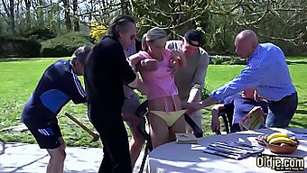 S'Amuser En Plein Air Avec Des Hommes Et Des Femmes Matures