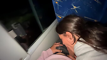 Een Jonge Latina Vrouw Houdt Zich Bezig Met Bdsm-Activiteiten In Een Bus, Inclusief Oraal Plezier Geven Aan Een Willekeurige Passagier En Een Gezichtsbehandeling Krijgen