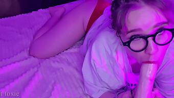 Mladý Dospělý Si Užívá Sexuální Hru, Orální Potěšení A Orgasmus - March Foxie