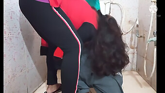 Bhabhi Desi Pega No Banheiro Com Um Pau Grande