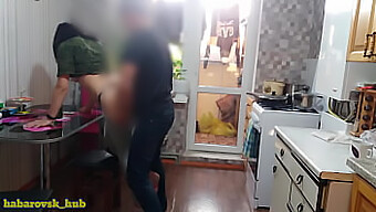 Marido Y Esposa Se Involucran En Un Trío Con Su Mejor Amigo Para Una Sesión De Ducha Caliente