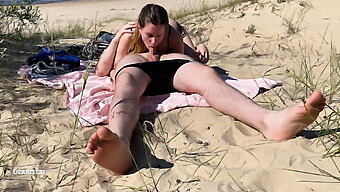 Junges Fkk Paar Lässt Sich Am Strand Auf Oralsex Ein