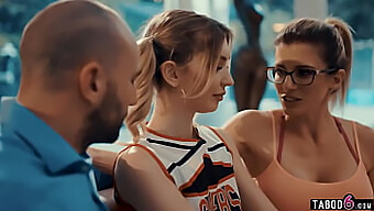 Karısı, Genç Cheerleader'I Kocasıyla Cinsel Bir Buluşma Için Tanıştırıyor